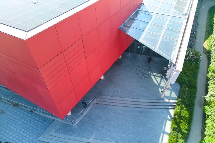 Der rote Würfel der Hochschule München (Foto: Julia Bergmeister) Der