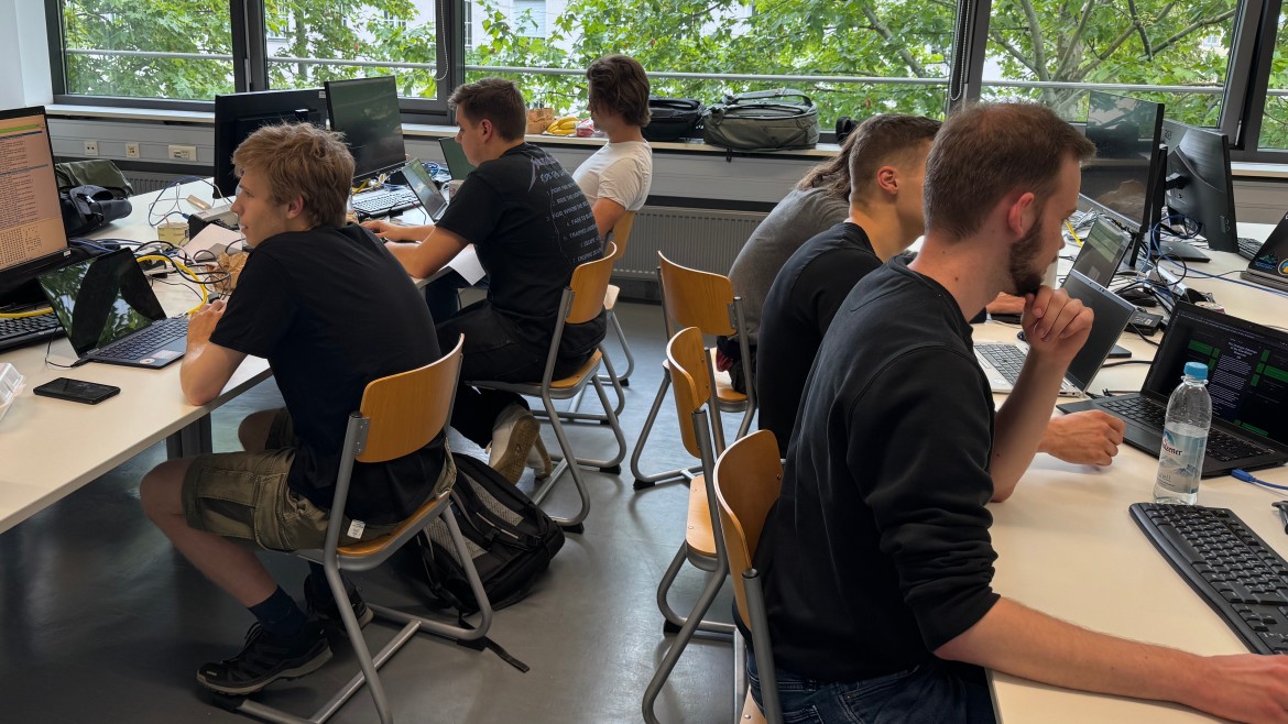 Studierende der Fakultät für Informatik und Mathematik arbeiten an Cyber-Security-Challenge. (Foto: Peter Trapp) Studierende der Fakultät für Informatik und Mathematik arbeiten an Cyber-Security-Challenge.