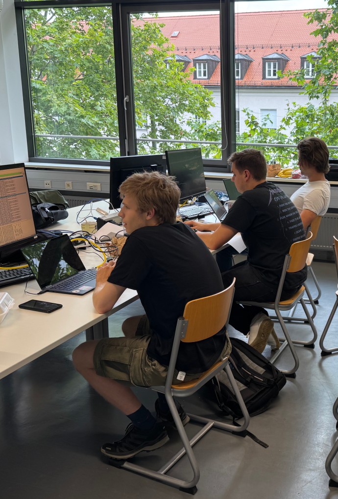 Studierende der Fakultät für Informatik und Mathematik arbeiten an Cyber-Security-Challenge.