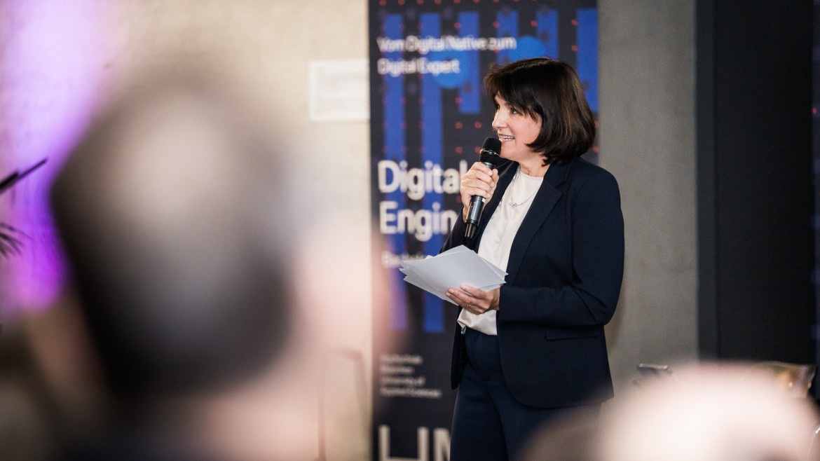 Gudrun Socher spricht auf der Jubiläumsfeier von MUC.DAI