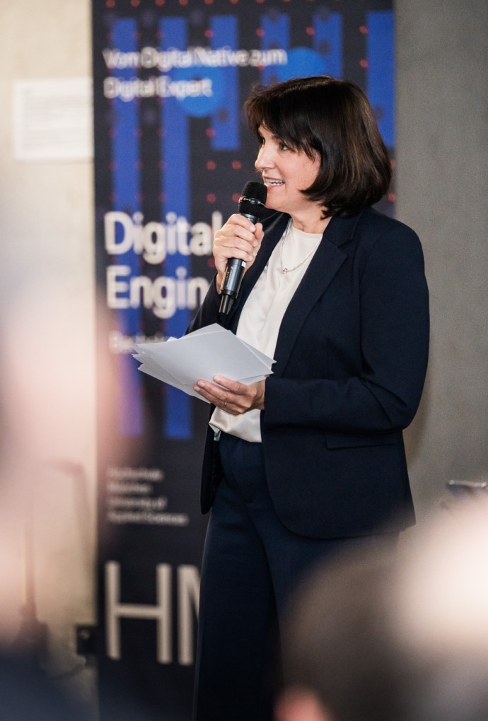 Gudrun Socher spricht auf der Jubiläumsfeier von MUC.DAI