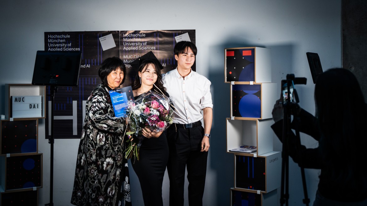 Absolventin beim Festakt zu fünf Jahren MUC.DAI (Foto: Johanna Weber) Absolventin mit ihrer Familie beim Festakt zu fünf Jahren MUC.DAI