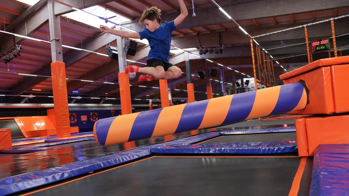 Kind springt auf Trampolin
