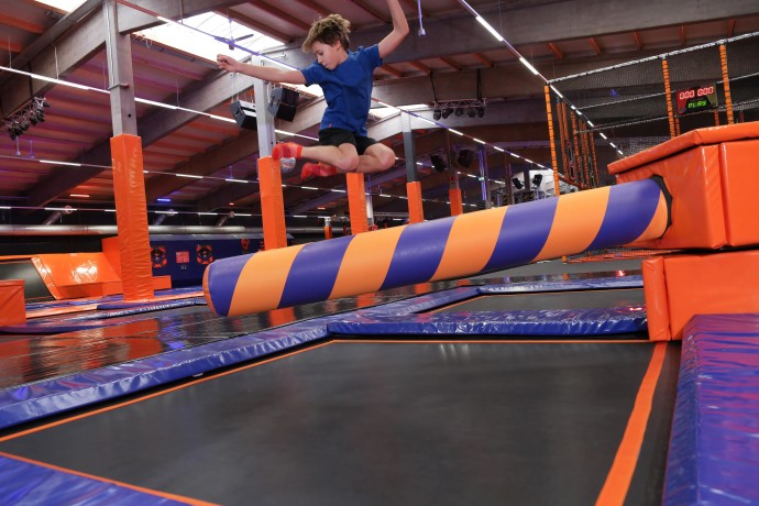 Kind springt auf Trampolin