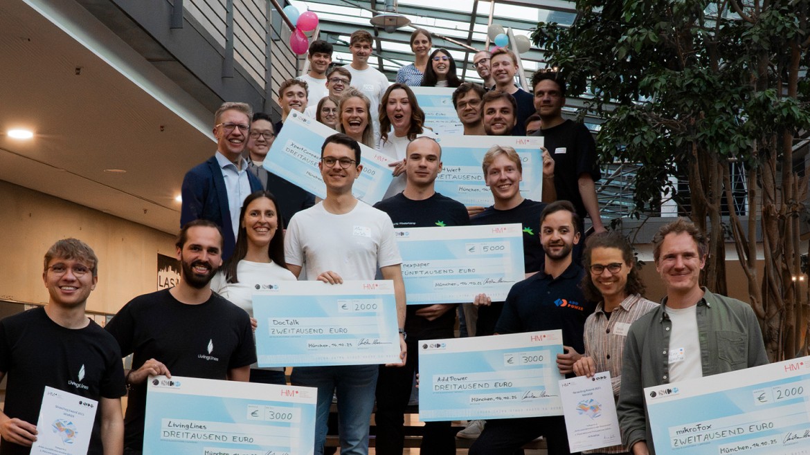 Studierende und Wissenschaftlerinnen halten Urkunden. (Foto: SCE) Studierende und Wissenschaftlerinnen halten Urkunden.