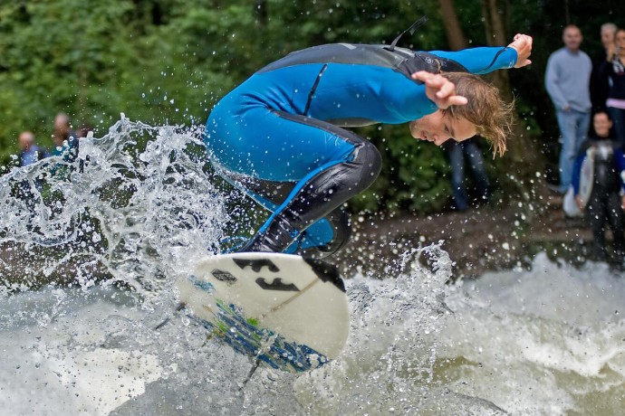 Surfer auf Eisbachwelle