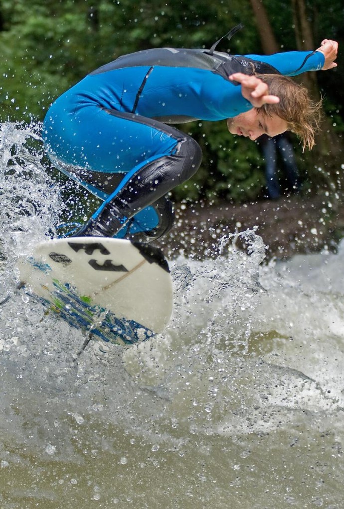 Surfer auf Eisbachwelle