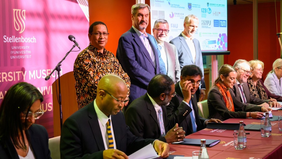 Vertreterinnen und Vertreter aus Politik und Wissenschaft aus Westkap und Bayern