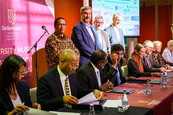 Vertreterinnen und Vertreter aus Politik und Wissenschaft aus Westkap und Bayern