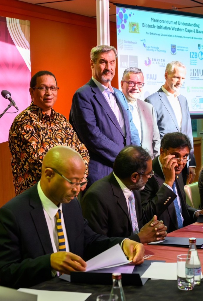 Vertreterinnen und Vertreter aus Politik und Wissenschaft aus Westkap und Bayern