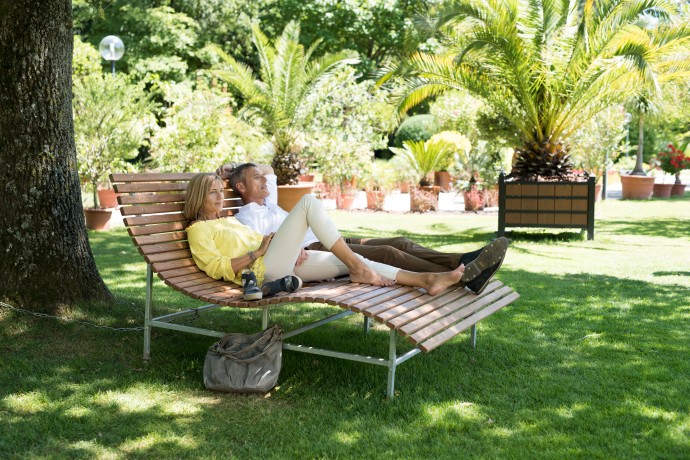 Ein Rentnerpärchen liegt zusammen auf einer Liege