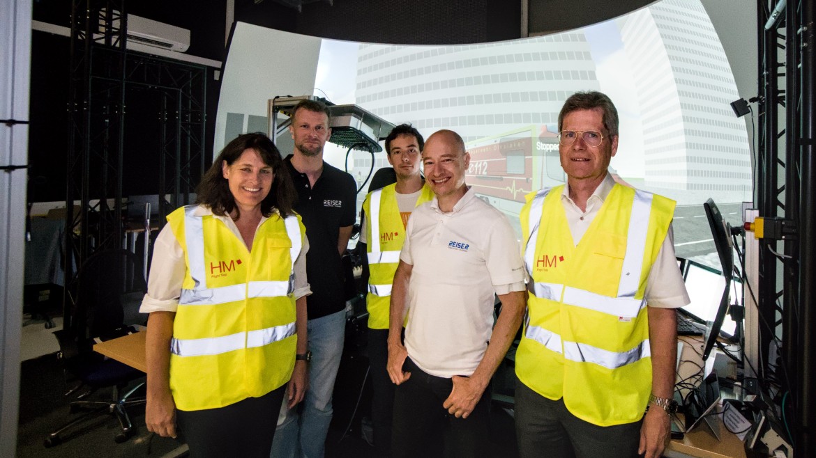 HM-Forschende mit Flugsimulator