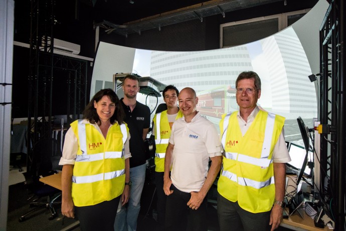 HM-Forschende mit Flugsimulator