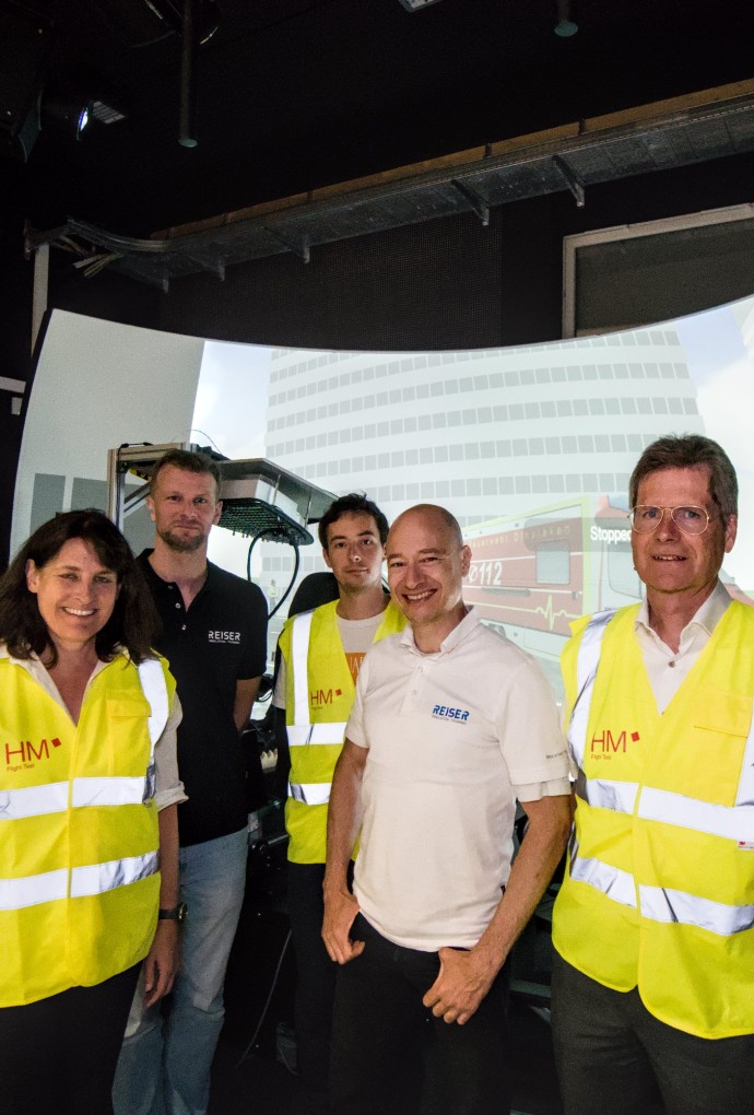 HM-Forschende mit Flugsimulator