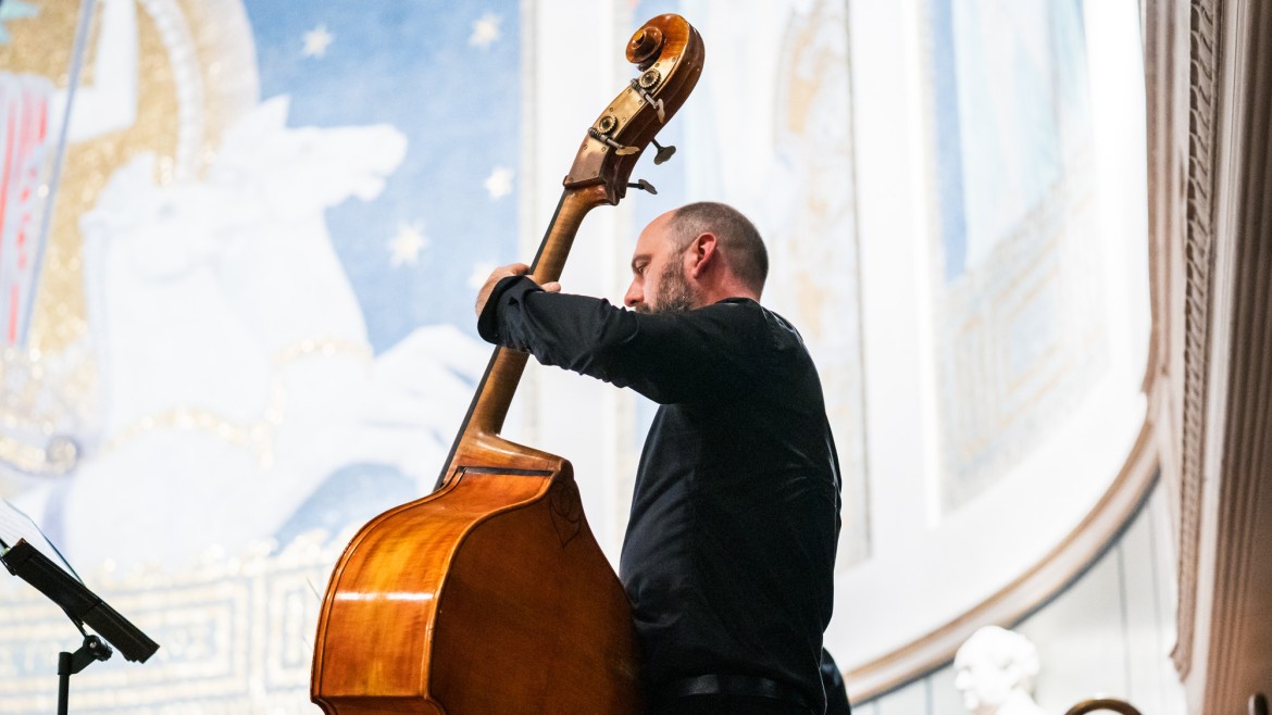 HM-Student mit Kontrabass