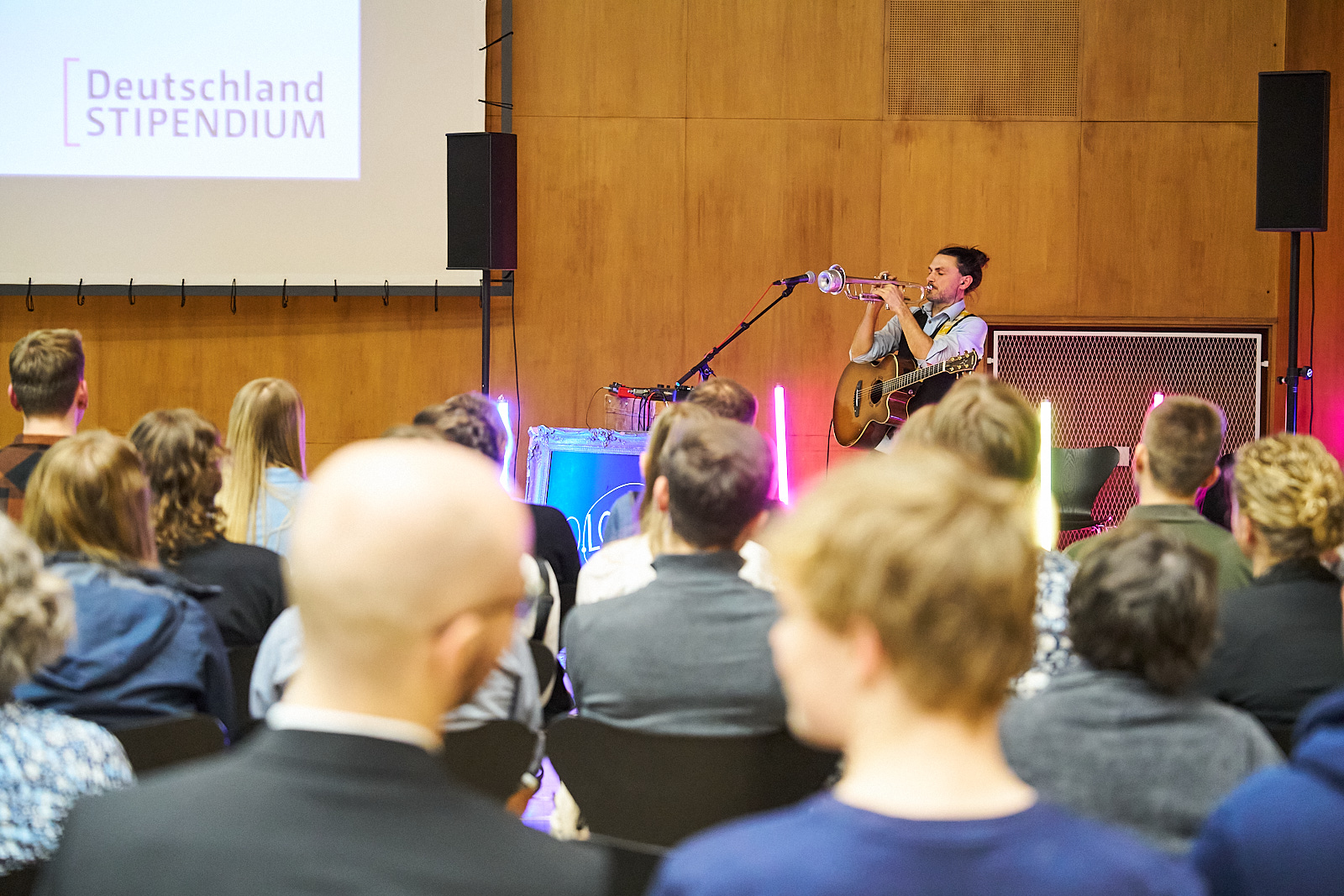 Musiker mit Gitarre und Trompete