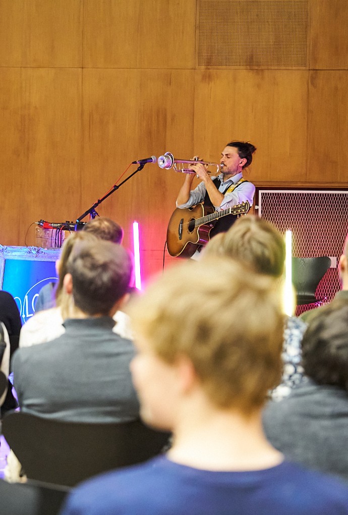 Musiker mit Gitarre und Trompete