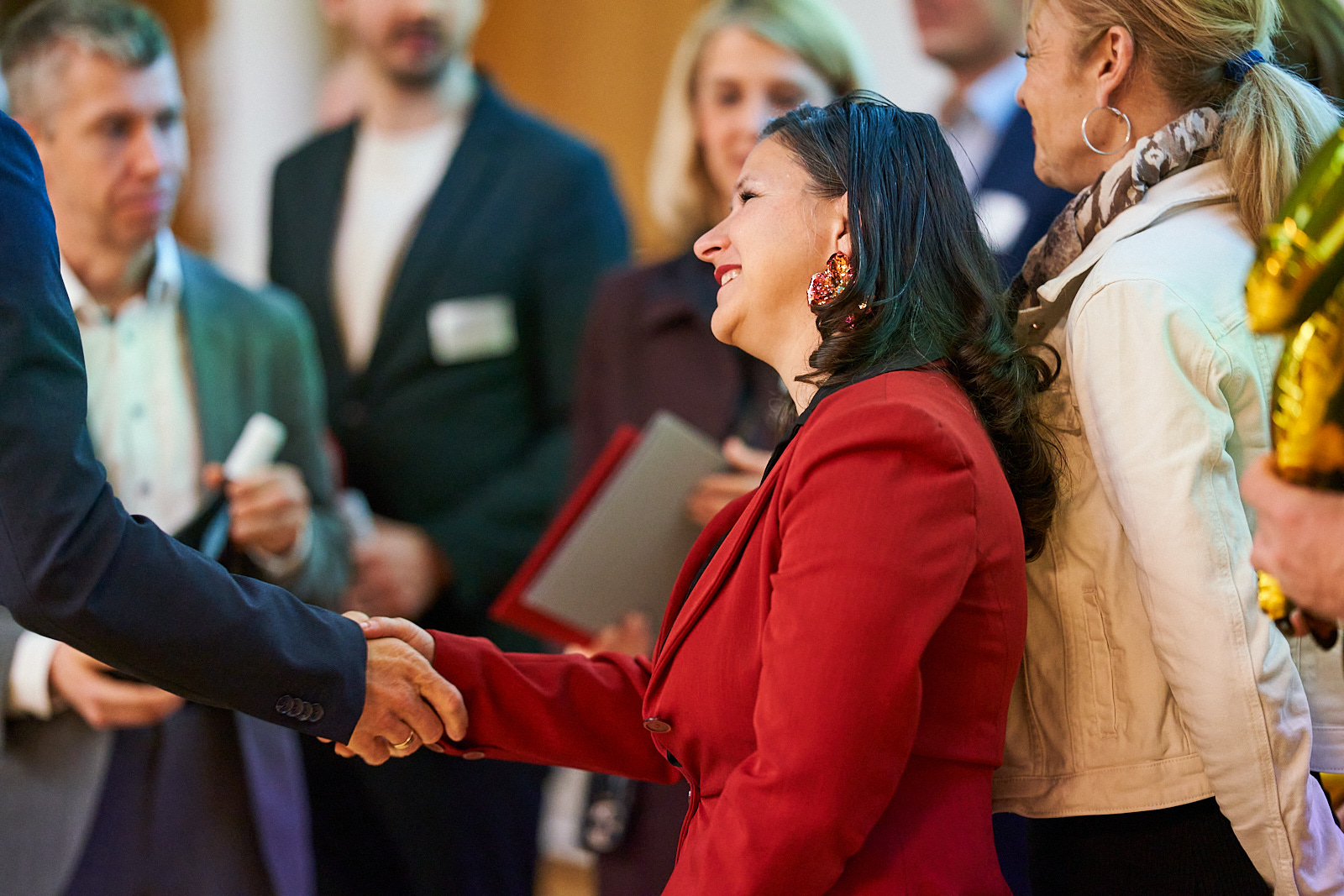 Eine Frau schüttelt jemandem die Hand