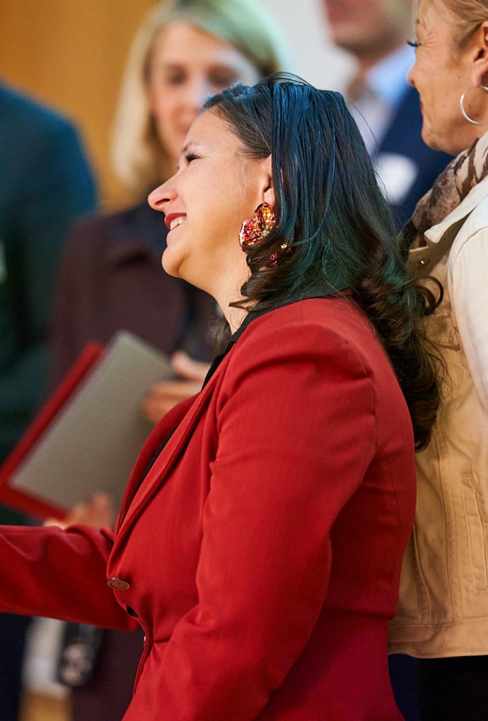 Eine Frau schüttelt jemandem die Hand