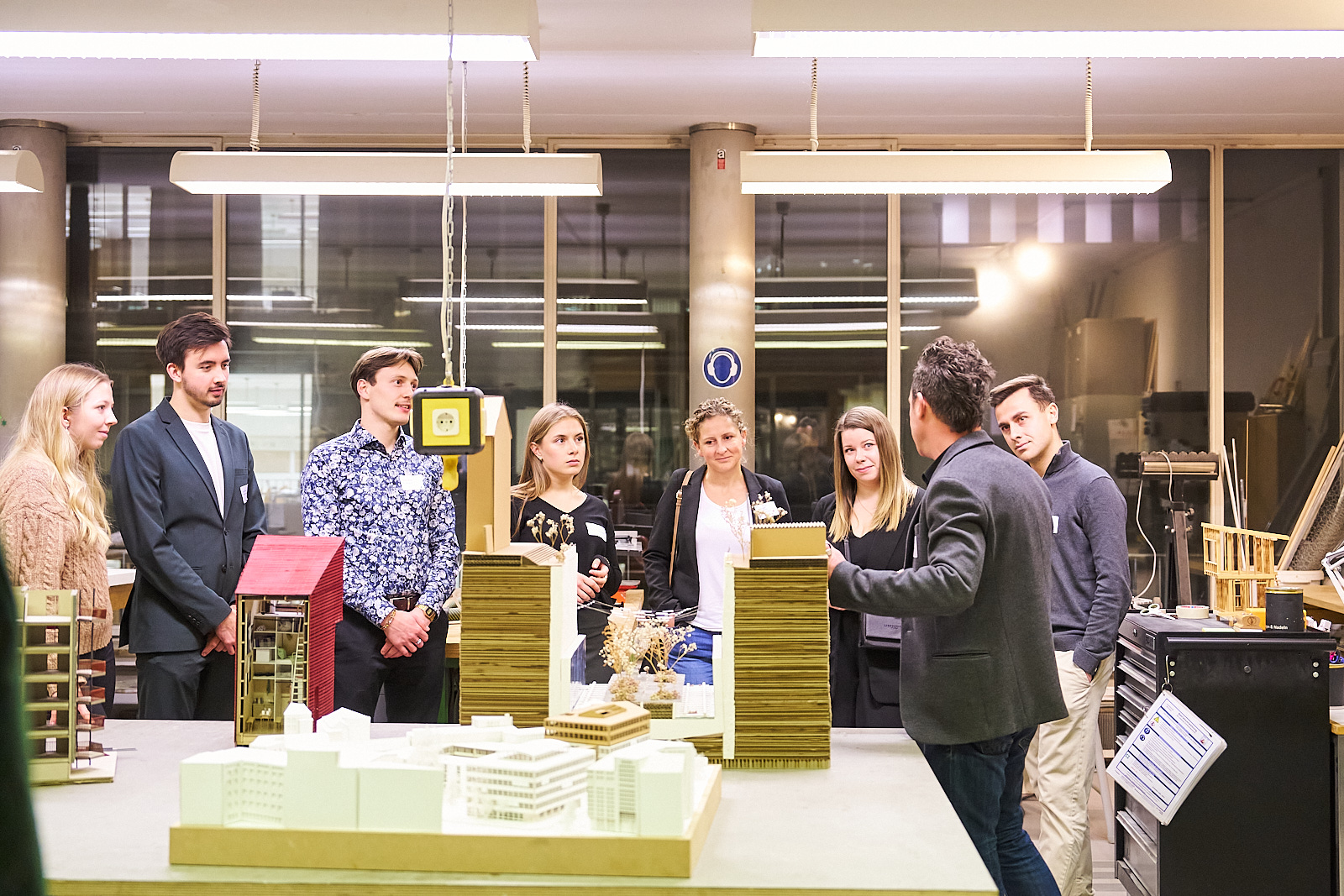 Menschengruppe betrachtet Gebäudemodelle