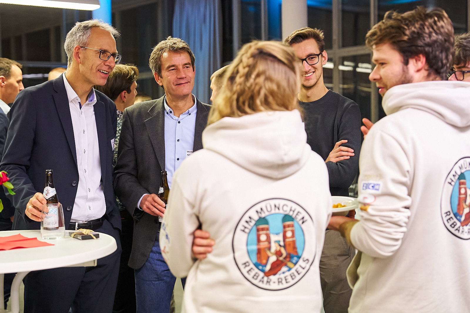 Kanus aus Beton, ein Team von Studierenden der Fakultät Bauingenieurwesen klärt auf