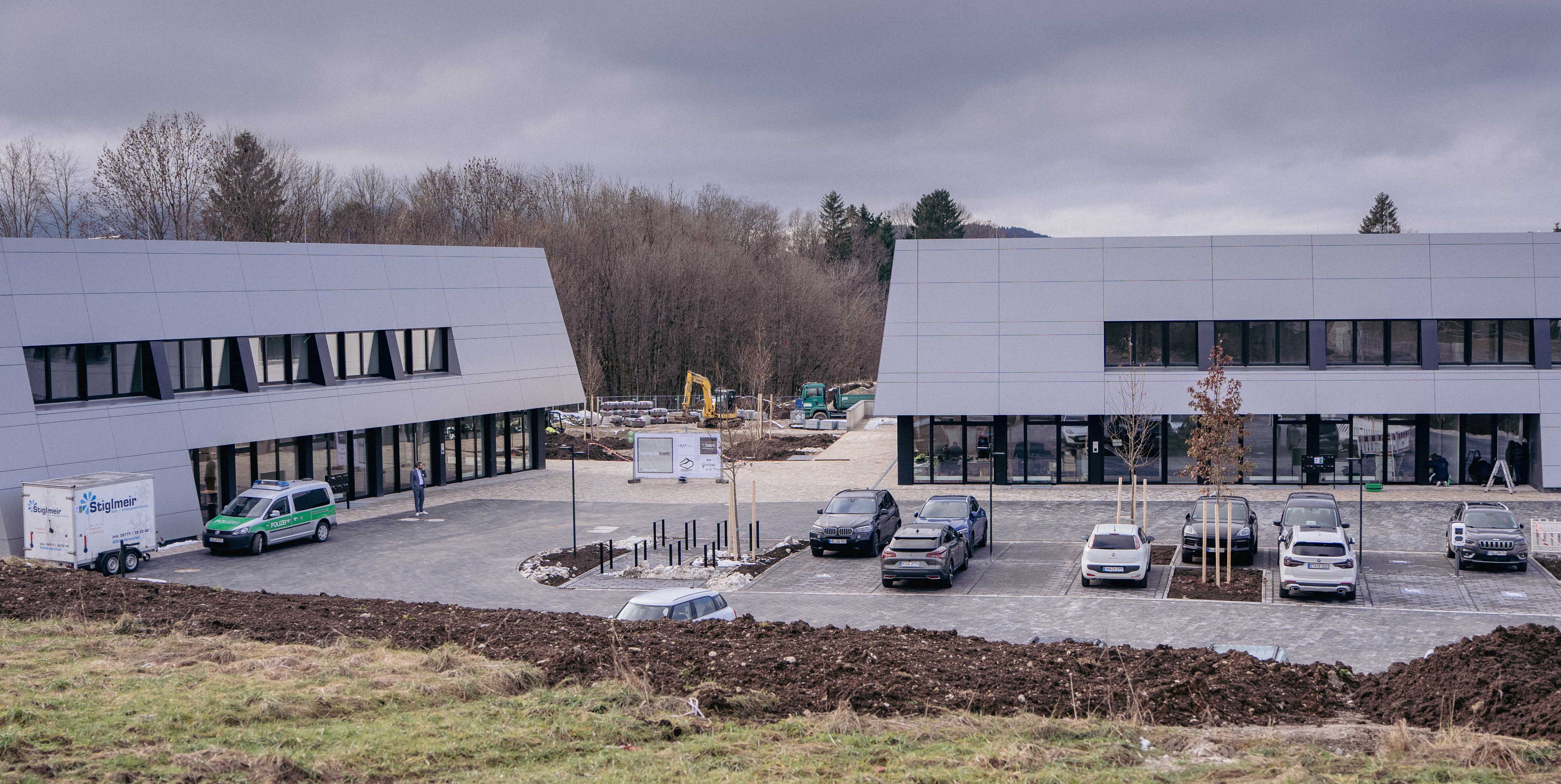 Neubau mit parkenden Autos