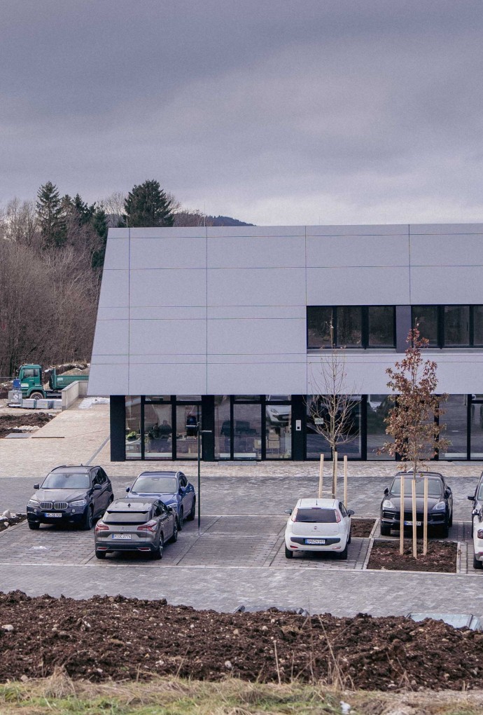 Neubau mit parkenden Autos