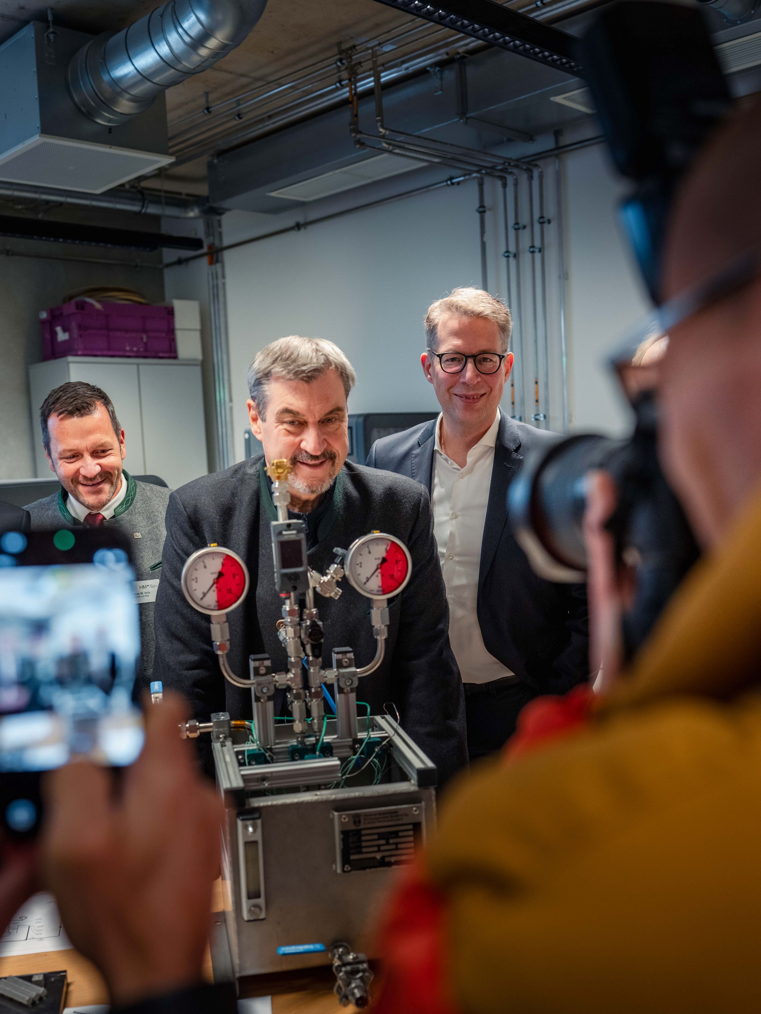 Politiker betrachten ein Gerät