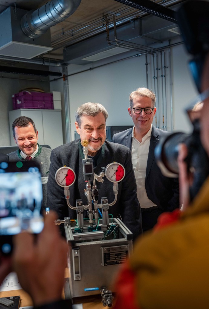 Politiker betrachten ein Gerät