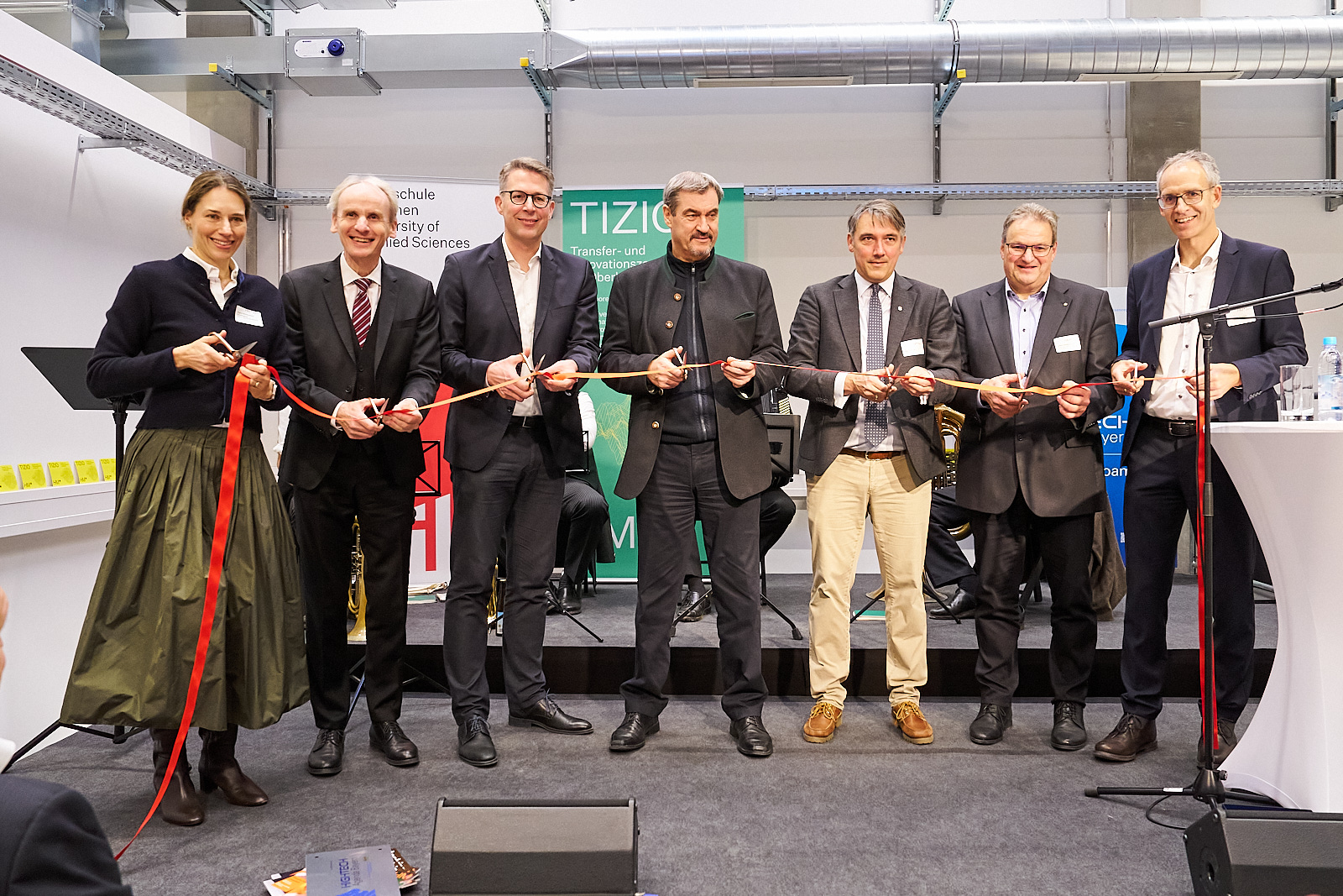 Stellvertreterinnen und -vertreter aus Politik und Wissenschaft durchschneiden Band zur Eröffnung
