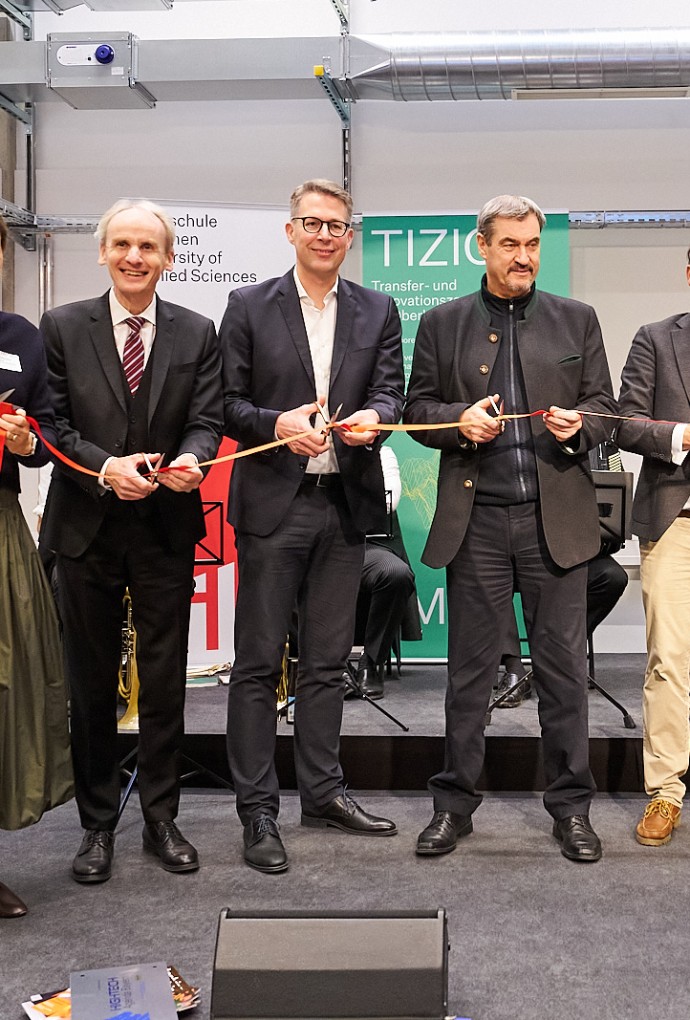 Stellvertreterinnen und -vertreter aus Politik und Wissenschaft durchschneiden Band zur Eröffnung