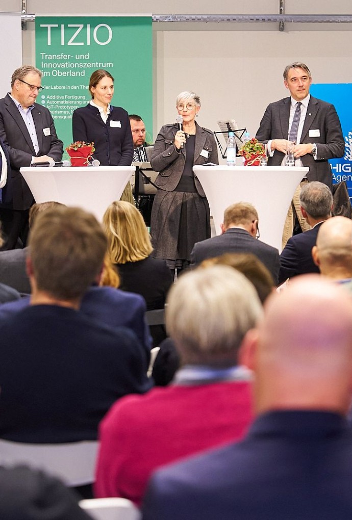 Podiumsdiskussion mit Vertreterinnen und Vertretern aus Wissenschaft und Politik