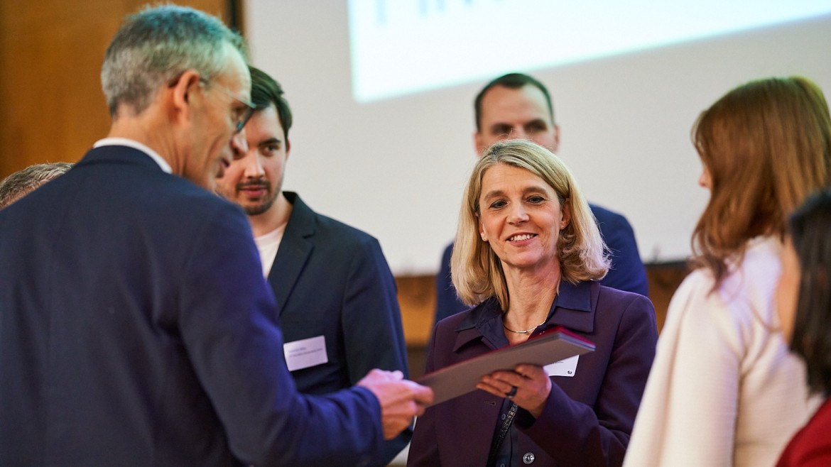 HM-Vizepräsident für Wirtschaft Prof. Dr. Thomas Stumpp bedankt sich bei den Förderpartnern des Deutschlandstipendiums