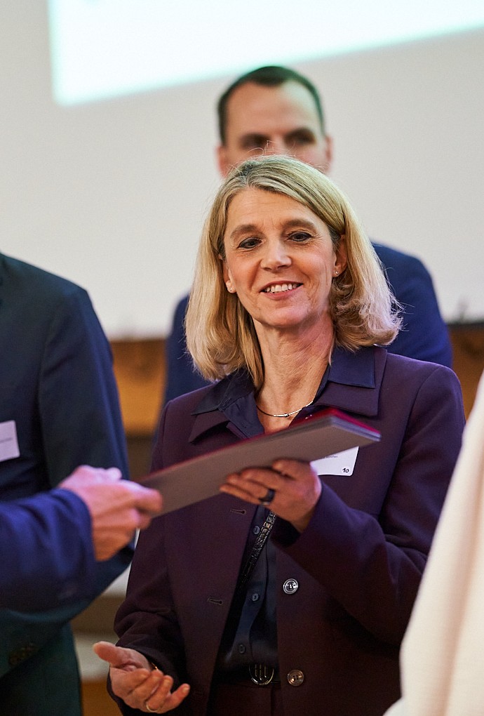 HM-Vizepräsident für Wirtschaft Prof. Dr. Thomas Stumpp bedankt sich bei den Förderpartnern des Deutschlandstipendiums