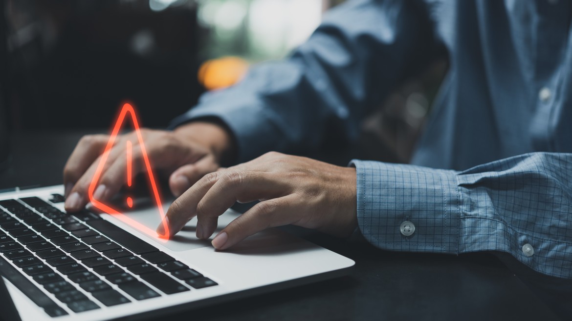 Person tippt auf PC Tastatur