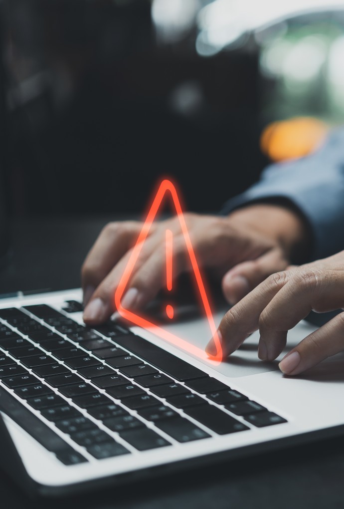 Person tippt auf PC Tastatur