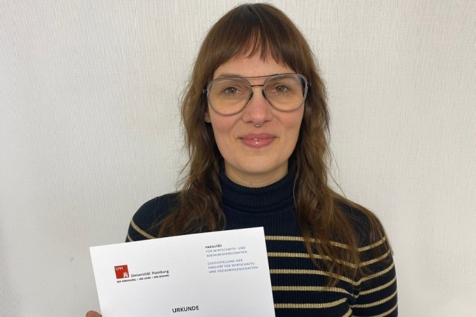 Forscherin Isabelle Riedlinger mit Urkunde