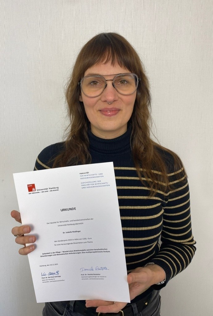 Forscherin Isabelle Riedlinger mit Urkunde