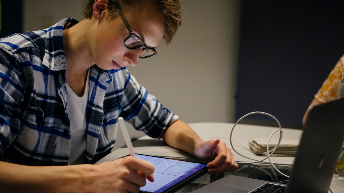 Studierende Person mit Tablet