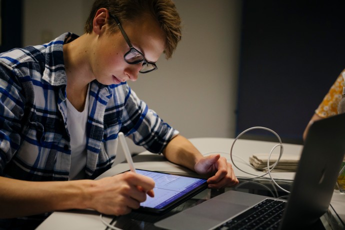 Studierende Person mit Tablet