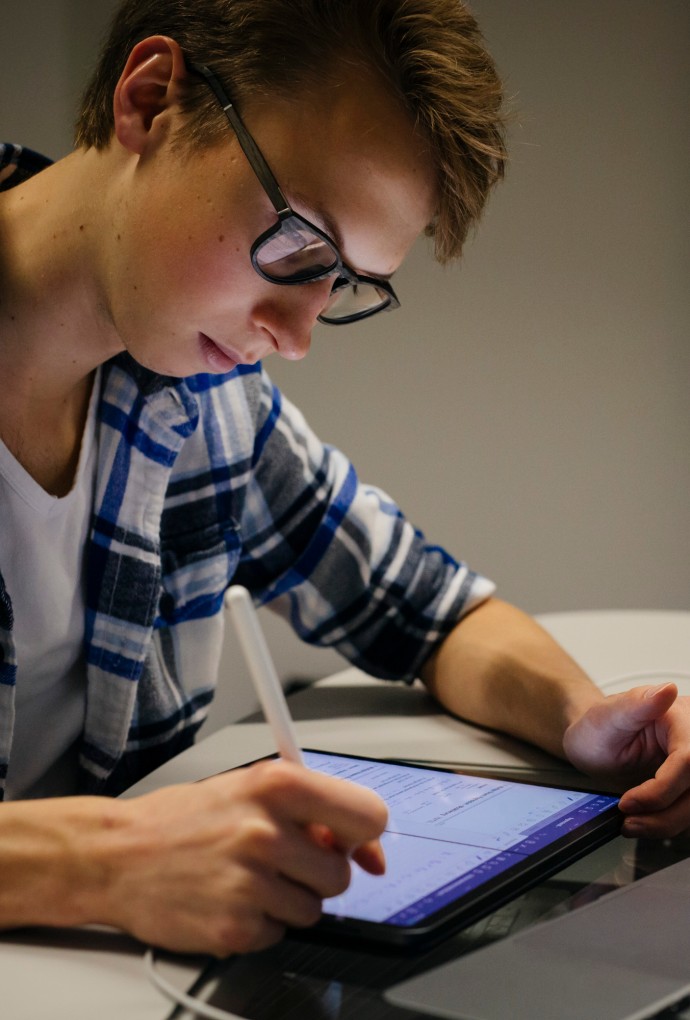 Studierende Person mit Tablet