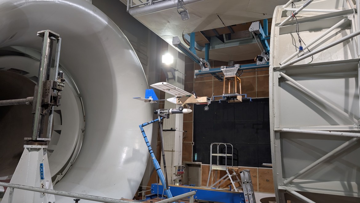 Ein Windkanal und ein Modellflugzeug