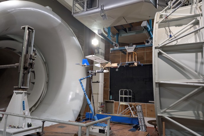 Ein Windkanal und ein Modellflugzeug