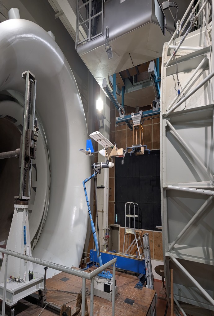 Ein Windkanal und ein Modellflugzeug