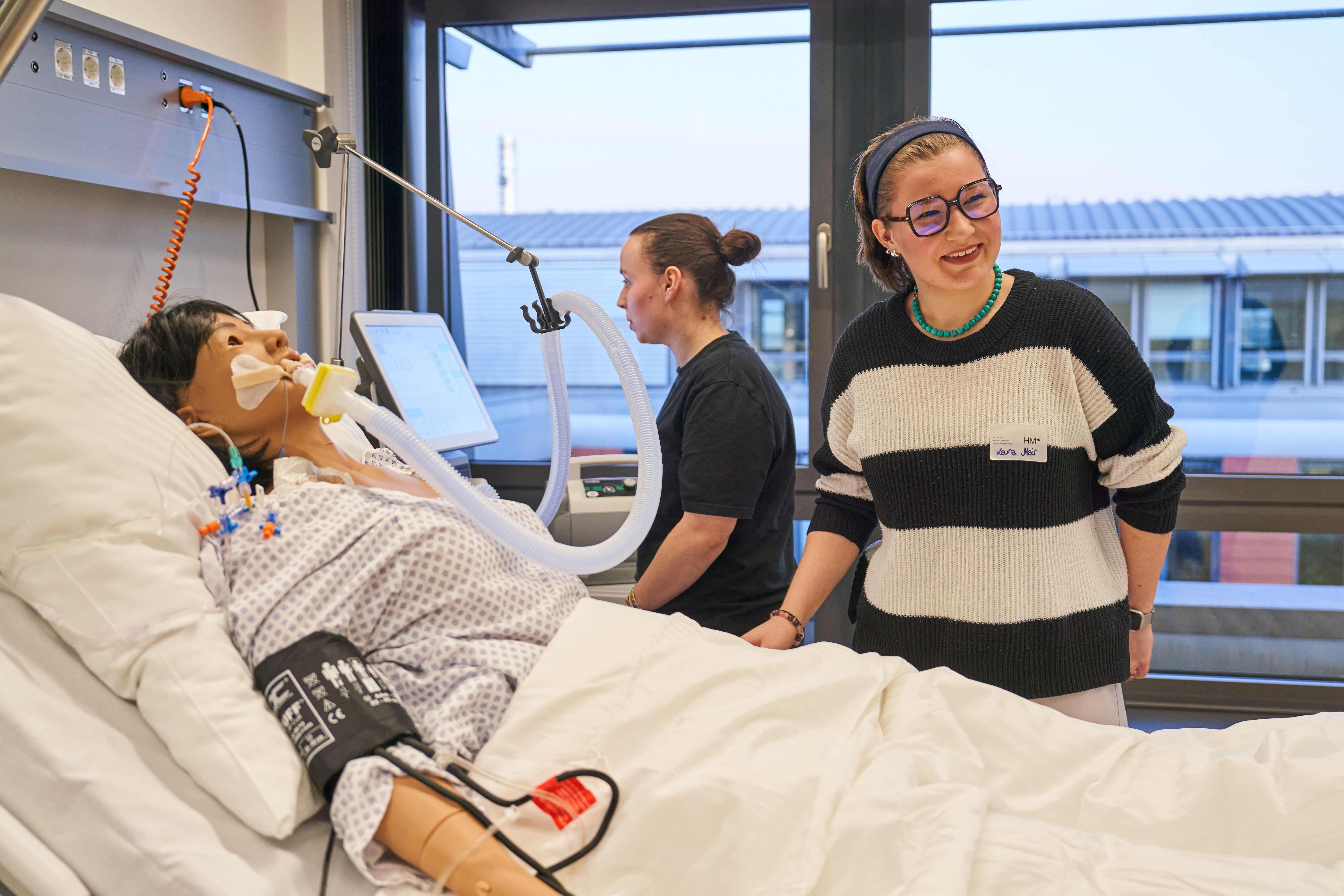 Studierende mit Simulationspuppe