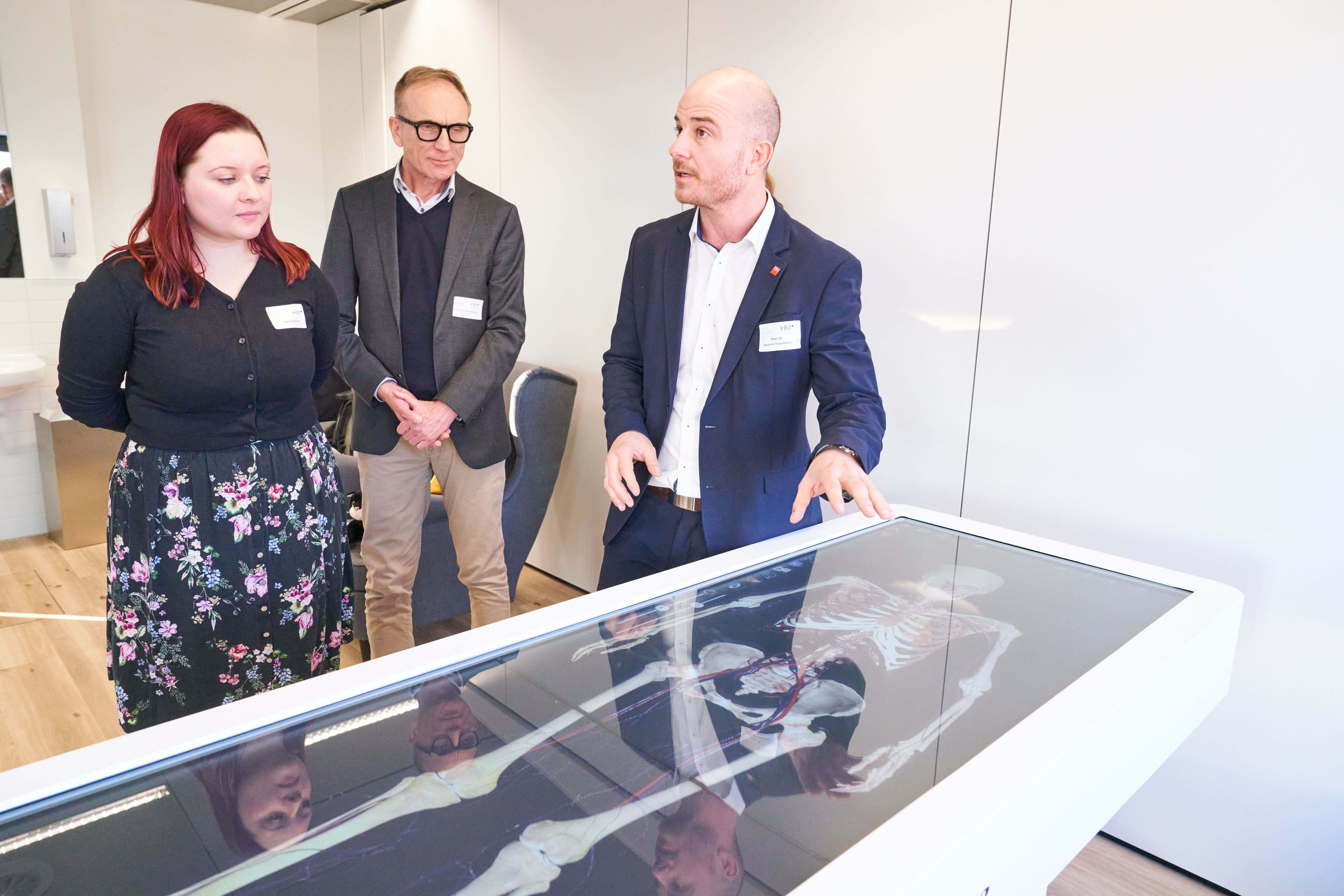 Professor demonstriert virtuelle Leiche