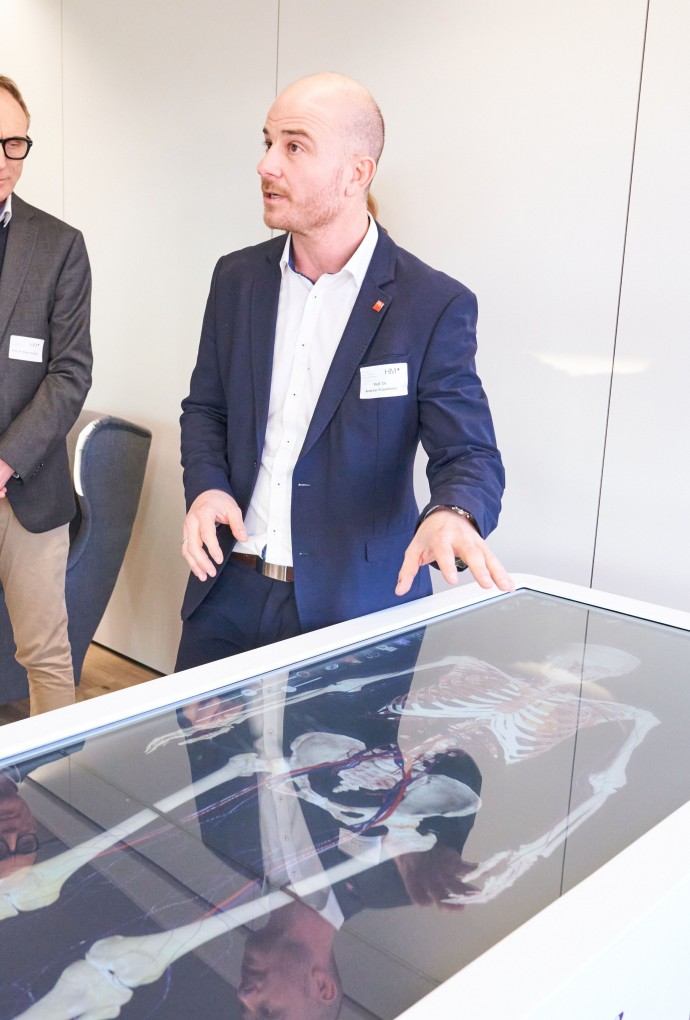 Professor demonstriert virtuelle Leiche