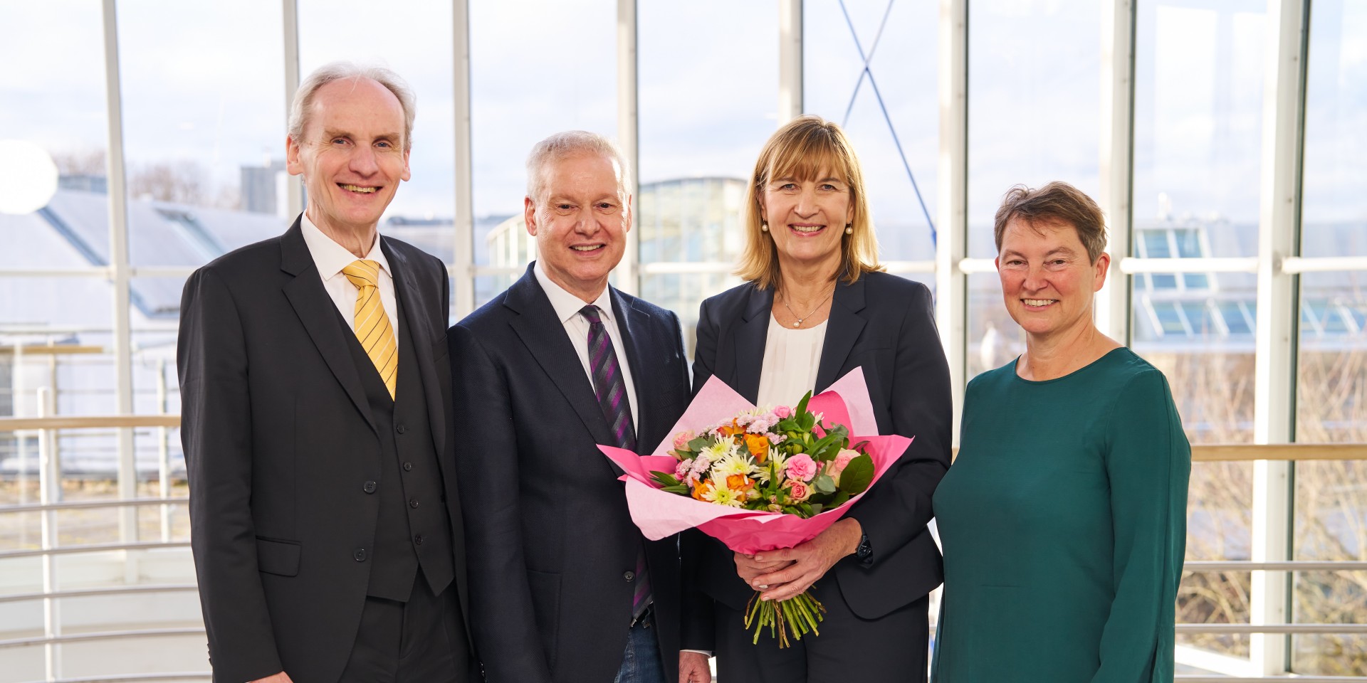 Prof. Dr. Sonja Munz mit Blumenstrauß sowie Präsident Prof. Dr. Martin Leitner, Senatsvorsitzender Prof. Dr. Wolfgang Habelt und Hochschulratsvorsitzende Henrike von Platen 