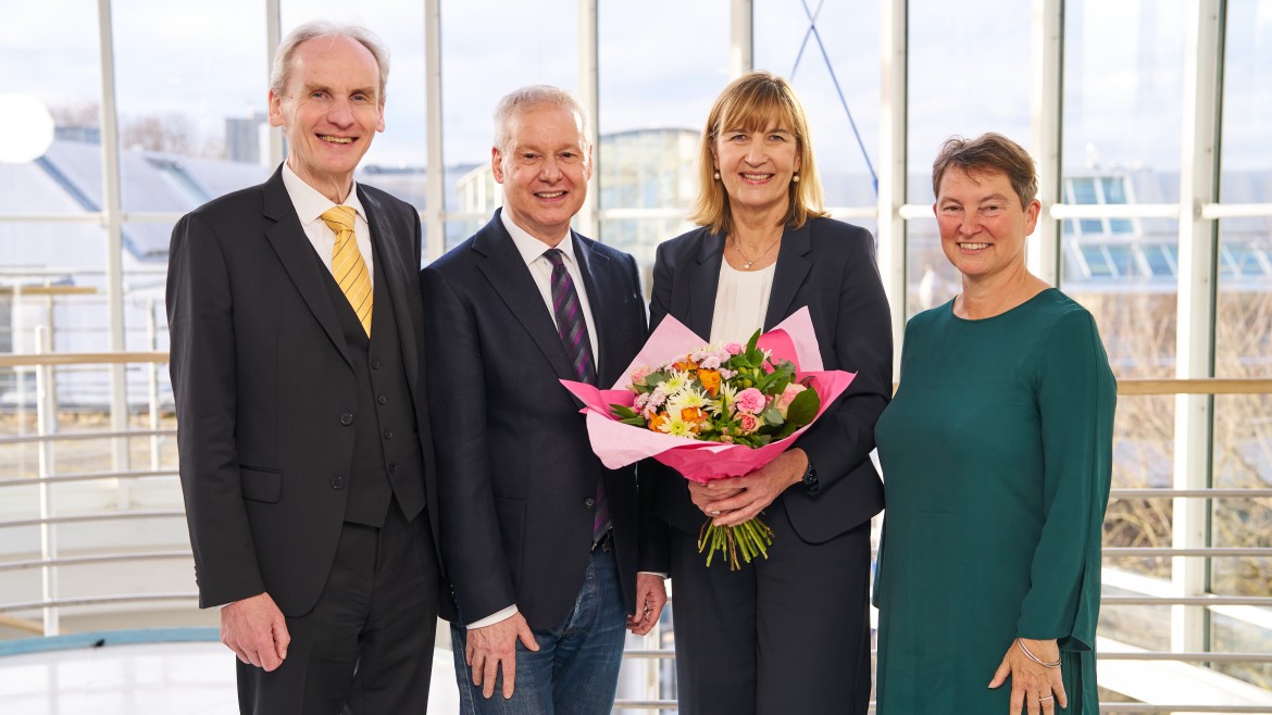 Prof. Dr. Sonja Munz mit Blumenstrauß sowie Präsident Prof. Dr. Martin Leitner, Senatsvorsitzender Prof. Dr. Wolfgang Habelt und Hochschulratsvorsitzende Henrike von Platen 