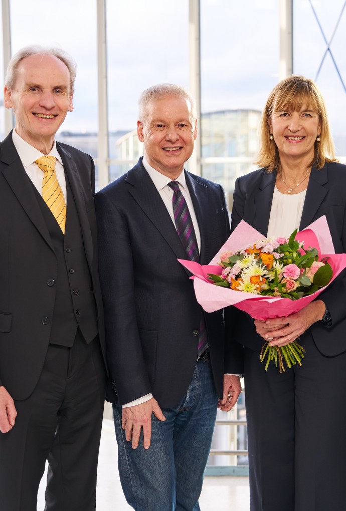 Prof. Dr. Sonja Munz mit Blumenstrauß sowie Präsident Prof. Dr. Martin Leitner, Senatsvorsitzender Prof. Dr. Wolfgang Habelt und Hochschulratsvorsitzende Henrike von Platen 
